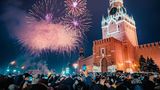 Eine Menschenmenge beim Silvester-Feuerwerk am Spasski-Turm des Kreml in Russland