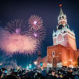 Eine Menschenmenge beim Silvester-Feuerwerk am Spasski-Turm des Kreml in Russland