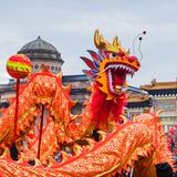 In China bleibt es am 31. Dezember relativ unspektakulär. Denn hier richtet sich Neujahr nach dem Mondkalender und fällt jedes Jahr auf ein anderes Datum – 2025 auf den 29. Januar. Dann endet das Jahr des Drachen und das Jahr der Schlange beginnt. Am Abend des 28. Januar – sozusagen das chinesische Silvester – wird auch bereits gefeiert: Bei vielen werden Fenster und Türen geöffnet, um Glück ins Haus zu lassen. Mit Feuerwerk, Drachen- und Löwentänzen wird dann das neue Jahr begrüßt