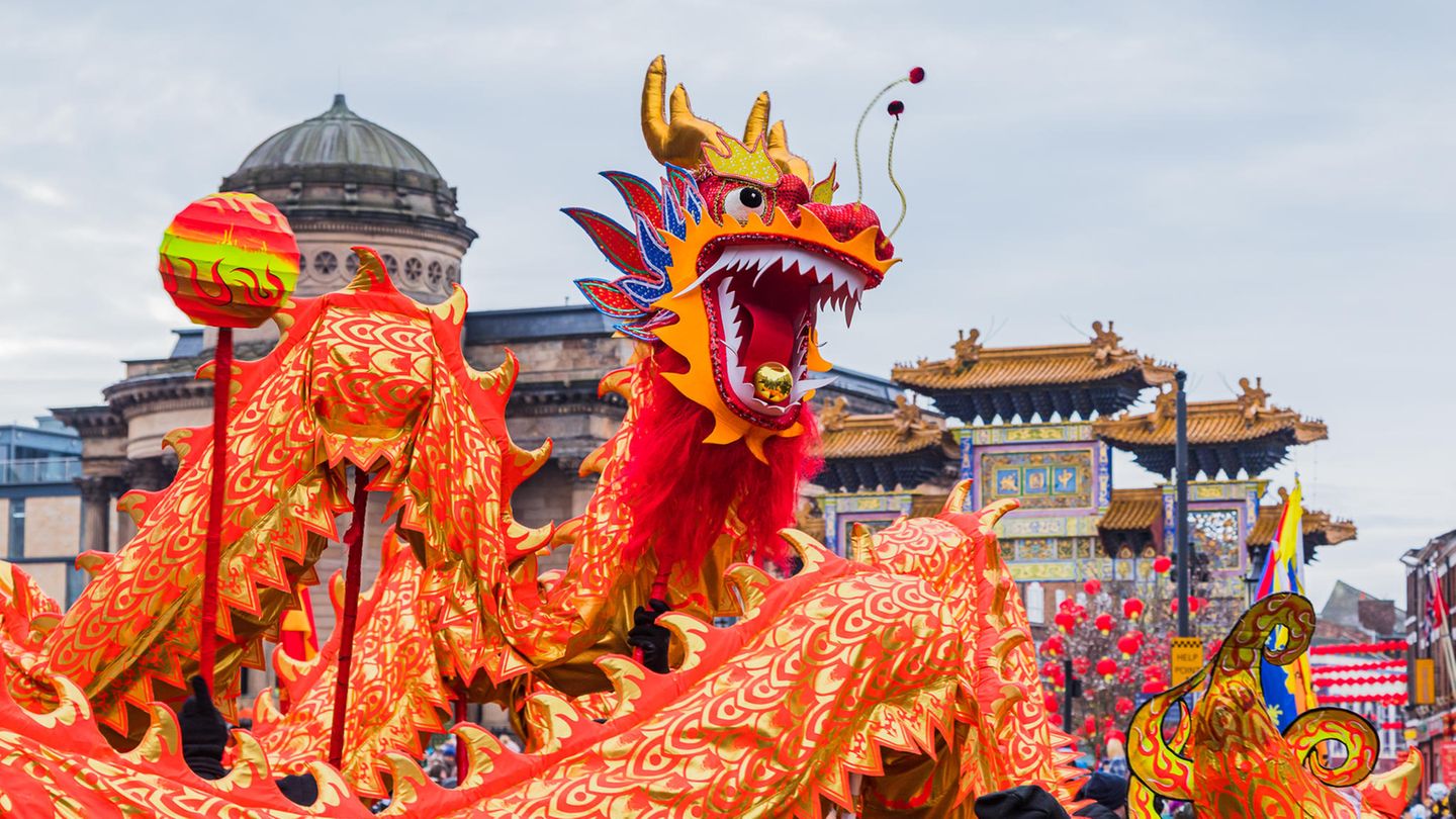 In China bleibt es am 31. Dezember relativ unspektakulär. Denn hier richtet sich Neujahr nach dem Mondkalender und fällt jedes Jahr auf ein anderes Datum – 2025 auf den 29. Januar. Dann endet das Jahr des Drachen und das Jahr der Schlange beginnt. Am Abend des 28. Januar – sozusagen das chinesische Silvester – wird auch bereits gefeiert: Bei vielen werden Fenster und Türen geöffnet, um Glück ins Haus zu lassen. Mit Feuerwerk, Drachen- und Löwentänzen wird dann das neue Jahr begrüßt
