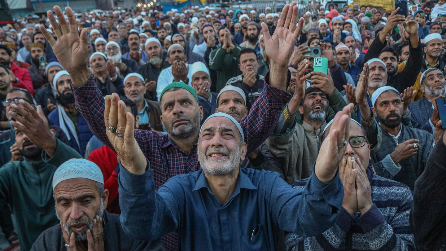 Muslime Bei Muslimen erinnern die Neujahrsfeiern an die Wanderung des Propheten Mohammed von Mekka nach Medina im Jahr 622. Mit der Reise beginnt ihre Zeitrechnung. Der islamische Neujahrsanfang (1441 n.H.) ist 2025 am 26. Juni – allerdings verkünden Muslime den Beginn des neuen Jahres nicht mit einem Feuerwerk