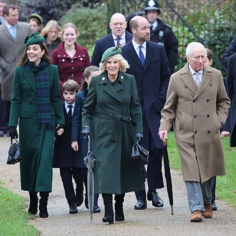 Die britische Royal Family auf dem Weg zum Weihnachtsgottesdienst in Sandringham