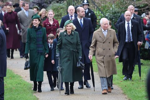 Die britische Royal Family auf dem Weg zum Weihnachtsgottesdienst in Sandringham