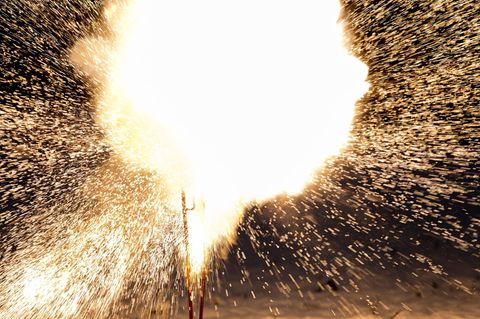 Ein Feuerball und Funkenflug bei der Explosion eines Böllers