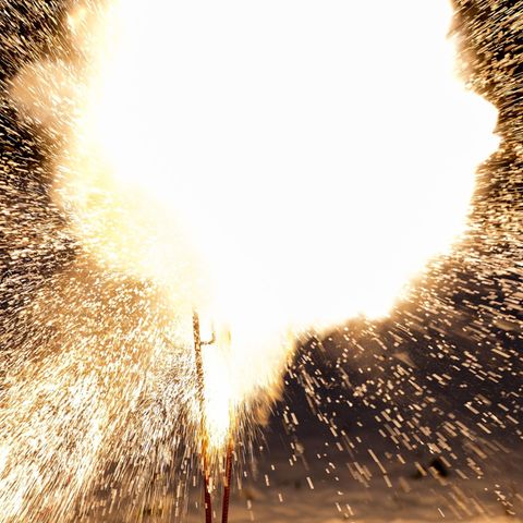 Ein Feuerball und Funkenflug bei der Explosion eines Böllers