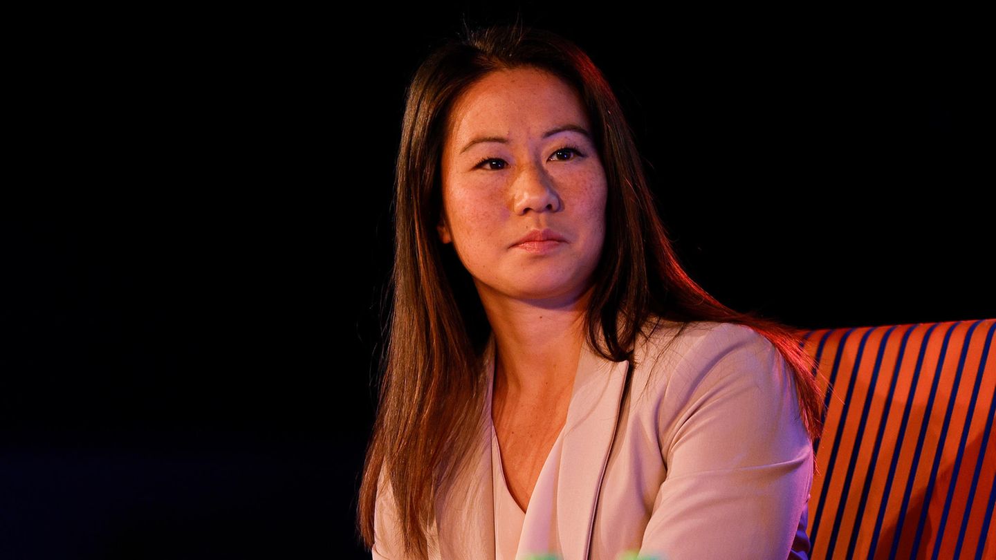 Kim Bui Kim Bui nimmt an einer Podiumsdiskussion in Stuttgart im November 2023 teil