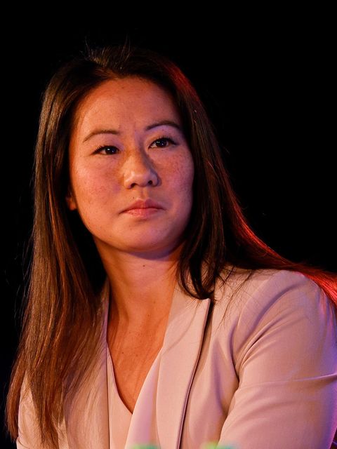 Kim Bui nimmt an einer Podiumsdiskussion in Stuttgart im November 2023 teil