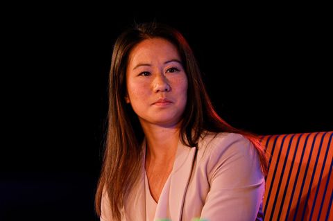 Kim Bui nimmt an einer Podiumsdiskussion in Stuttgart im November 2023 teil
