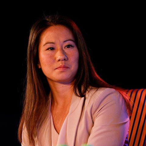 Kim Bui nimmt an einer Podiumsdiskussion in Stuttgart im November 2023 teil
