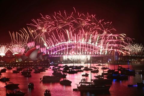 Feuerwerk um Mitternacht in Sydney