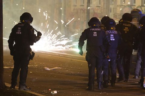 Silvester: Polizisten werden im Stadtteil Connewitz mit Pyrotechnik beworfen