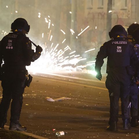 Silvester: Polizisten werden im Stadtteil Connewitz mit Pyrotechnik beworfen