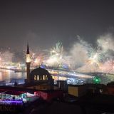 Istanbul, Türkei. Über der historischen Galata-Brücke bot das Silvesterfeuerwerk in Istanbul einen spektakulären Anblick