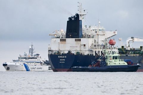 Matrosen des Öltankers "Eagle S" werden verdächtigt, die Stromverbindung in der Ostsee gestört zu haben