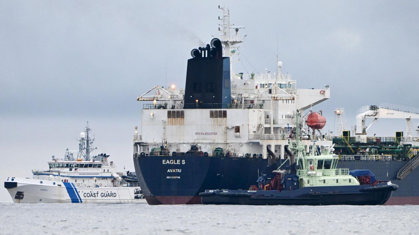 Damaged Baltic Sea cable: Finland is investigating seven sailors