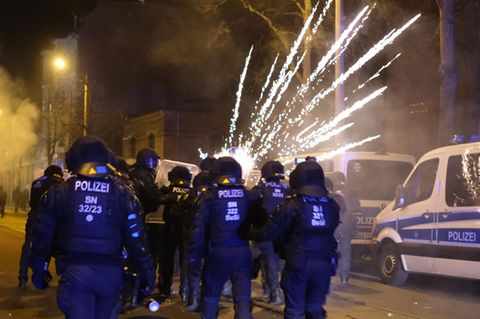 Polizisten werden im Stadtteil Connewitz mit Pyrotechnik beworfen