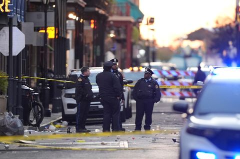 Einsatzkräfte am Tatort in New Orleans, wo ein Auto in eine Menschenmasse in der Bourbon Street raste