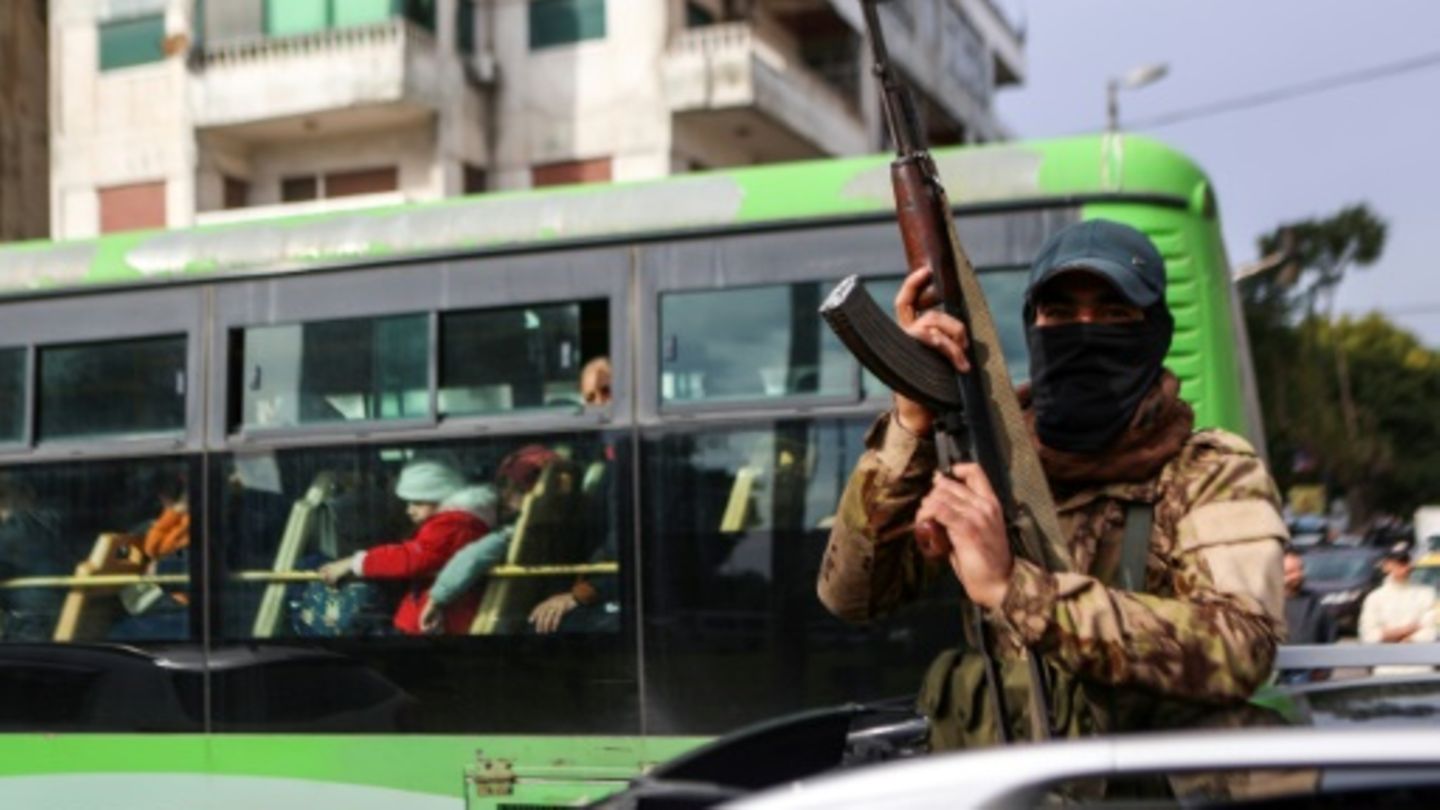 Bewaffneter auf Straße in Latakia in Syrien