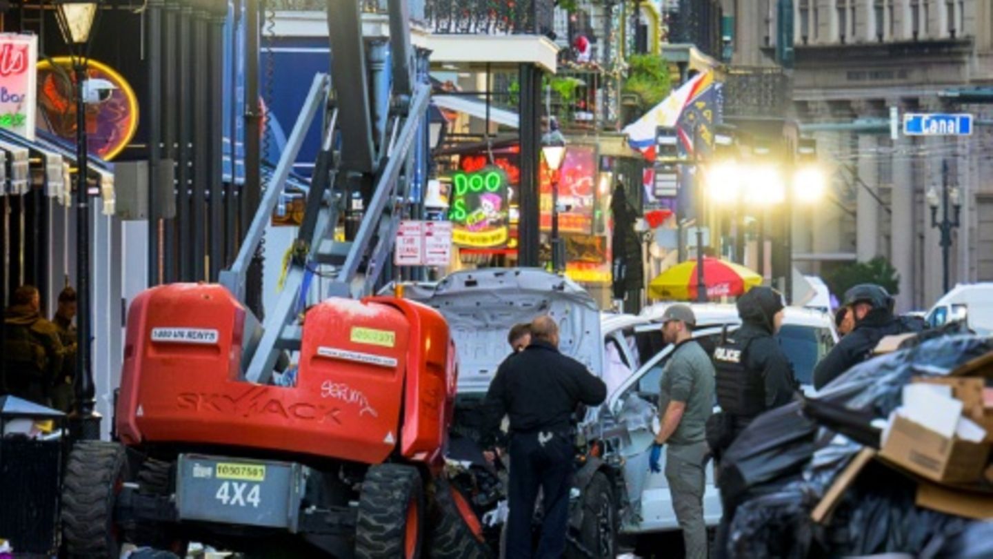 Polizeibeamte umringen das bei dem Angriff genutzte Fahrzeug