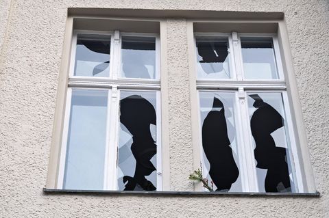Die zersprungenen Fensterscheiben einer Wohnung in Berlin-Schöneberg