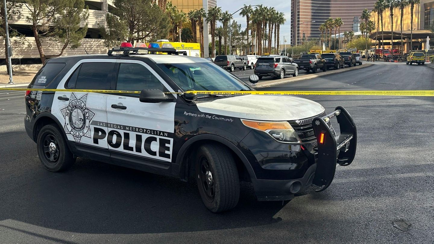 Ein Polizeiwagen sperrt in Las Vegas den Bereich vor einem Trump-Hotel ab