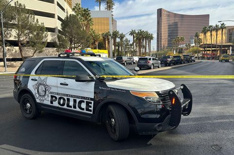 Ein Polizeiwagen sperrt in Las Vegas den Bereich vor einem Trump-Hotel ab
