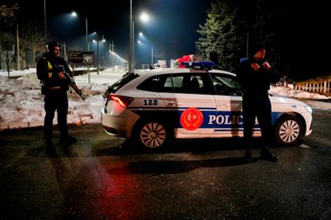 Polizeibeamte an Kontrollposten in dem Dorf Cetinje