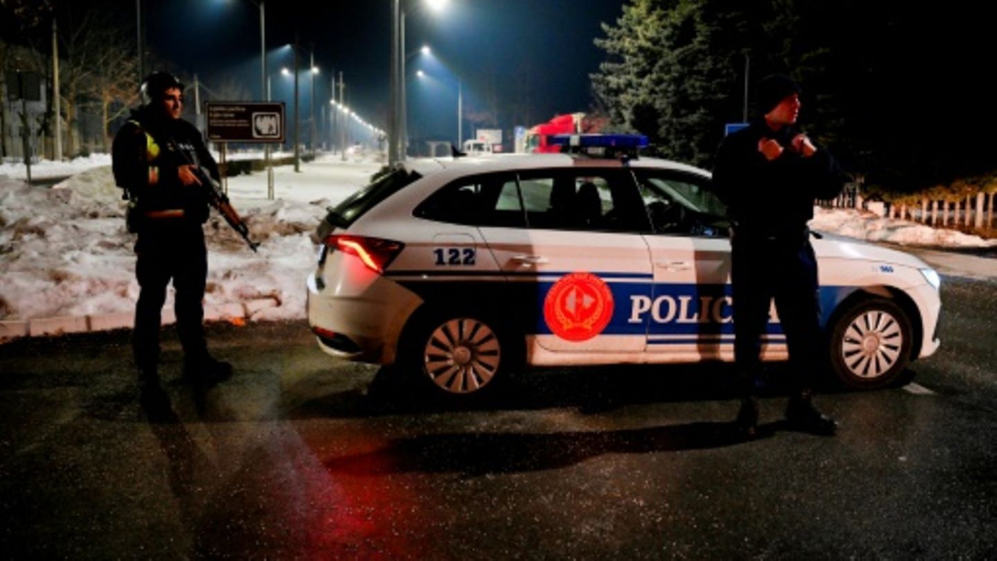 Polizeibeamte an Kontrollposten in dem Dorf Cetinje