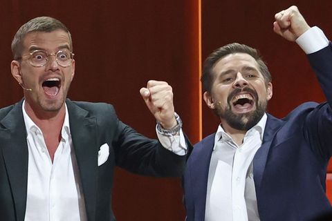 Joko Winterscheidt (l.) und Klaas Heufer-Umlauf jubeln bei "Joko & Klaas gegen ProSieben"