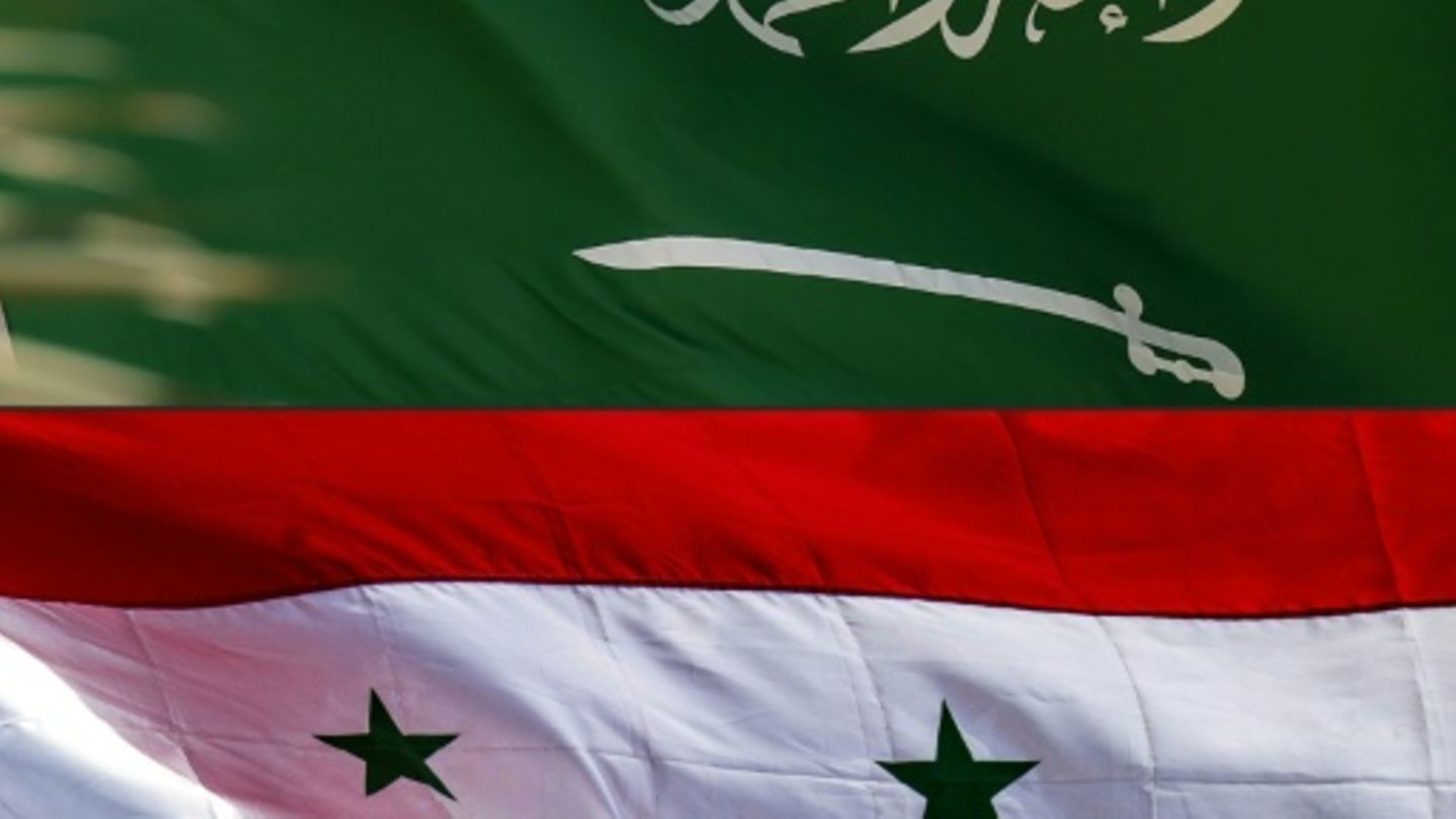 Flaggen von Saudi-Arabien und Syrien