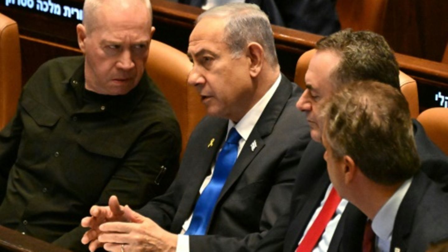 Yoav Gallant (l.) war mit Ministerpräsidnt Benjamin Netanjahu uneins