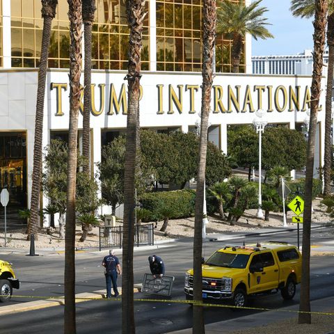Die Feuerwehr ist vor dem Trump International Hotel in Las Vegas nach der Explosion eines Tesla Cybertruck im Einsatz