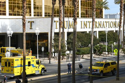 Die Feuerwehr ist vor dem Trump International Hotel in Las Vegas nach der Explosion eines Tesla Cybertruck im Einsatz