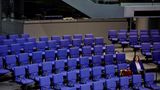 Sandra Weeser sitzt im Plenarsaal