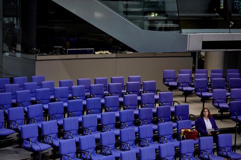 Sandra Weeser sitzt im Plenarsaal