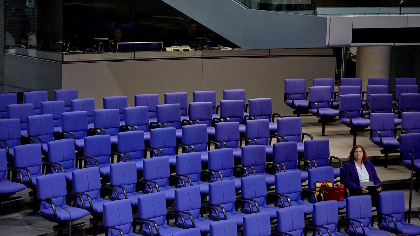 Sandra Weeser sitzt im Plenarsaal