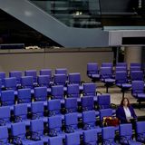 Sandra Weeser sitzt im Plenarsaal