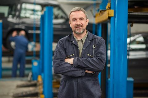 Ein Angestellter in einer Firma für Autoteile