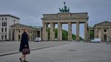 Ottilie Klein vor dem Brandenburger Tor