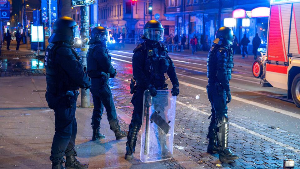 Einsatzkräfte attackiert: "Wir haben das Internet durchsucht nach diesen Machos" Jedes Jahr bedeutet die Silvesternacht einen extremen Kräfteaufwand für die Polizei. Auch 2024 kam es zu vielen Verhaftungen und Angriffen – unter anderem auf die Beamten selbst.