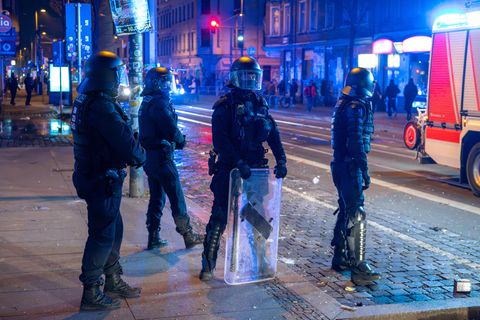 Jedes Jahr bedeutet die Silvesternacht einen extremen Kräfteaufwand für die Polizei. Auch 2024 kam es zu vielen Verhaftungen und Angriffen – unter anderem auf die Beamten selbst.
