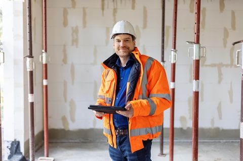 Ein Bauleiter auf einer Baustelle