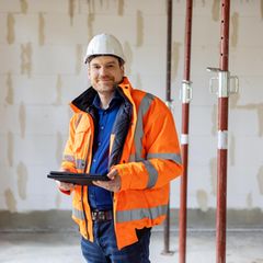 Ein Bauleiter auf einer Baustelle