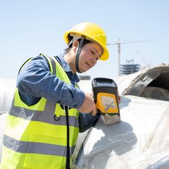 Eine Ingenieurin testest Baumaterial