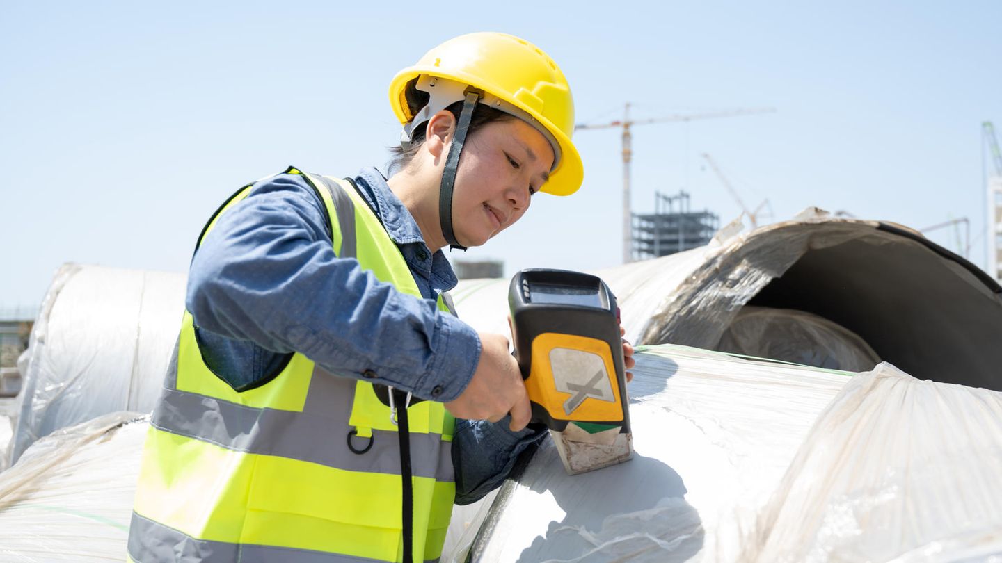 Eine Ingenieurin testest Baumaterial