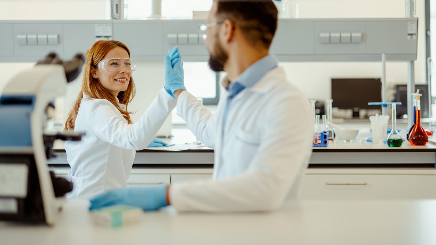 Zwei Kollegen in einem Chemielabor