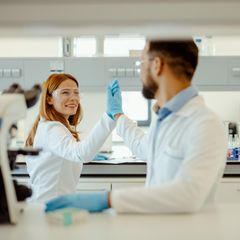 Zwei Kollegen in einem Chemielabor