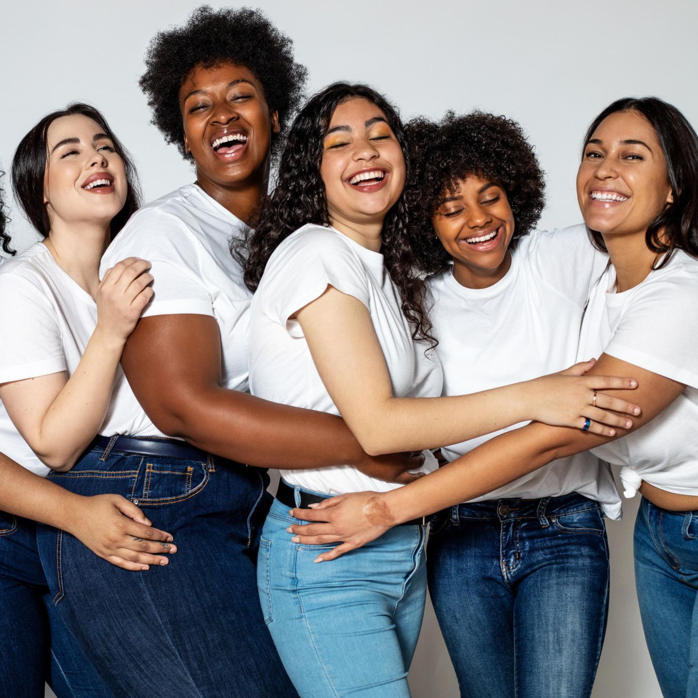 Frauen tragen Jeans