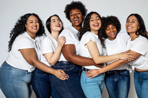 Frauen tragen Jeans