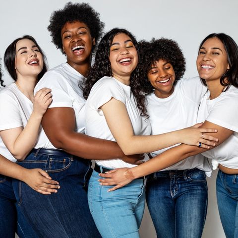 Frauen tragen Jeans